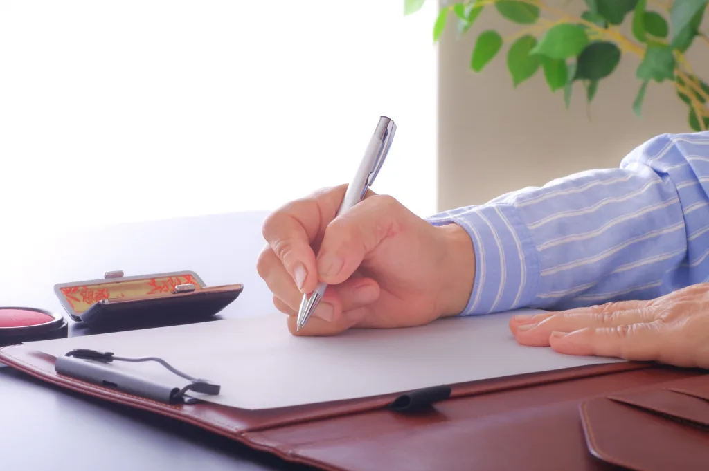 サービス利用時の追加費用を記録している様子